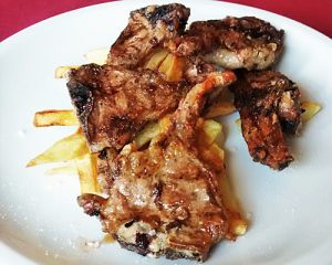 Carta y menú, migas, carne brasa (costillas, chuletón...) y cocina tradicional aragonesa y del Pirineo