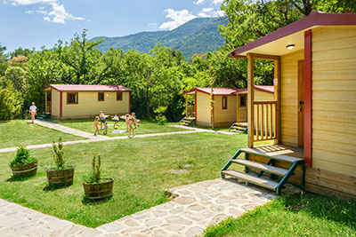 Bungalows en el Valle de Hecho (Pirineos) Disfruta de tu «casita» en el Pirineo Aragonés. En Camping Borda Bisaltico tenemos 6 bungalow de madera con todas las comodidades para que puedas disfrutar de una maravillosa estancia en el Valle de Hecho…