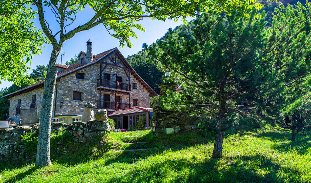 Estudios en Borda Bisaltico (Valle de Hecho): habitaciones con cocina y sala de estar