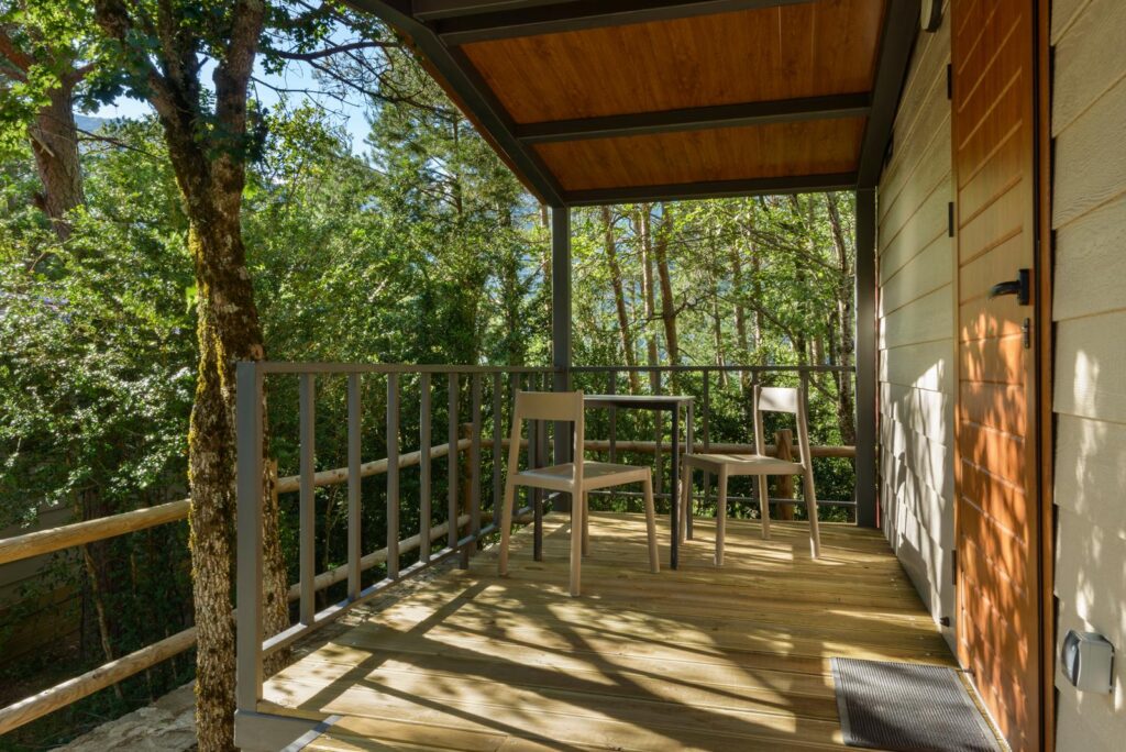 Terraza Bungalow para dos en Valle de Hecho, en Borda Bisaltico camping en Pirineos